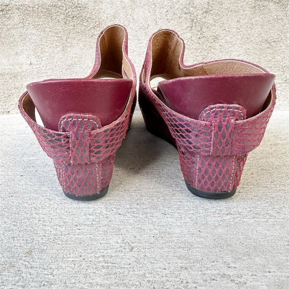 Tsubo Ovid Snake Print Wedge Platform Mules Size 8.5 Burgundy Purple Reptile - Picture 6 of 11